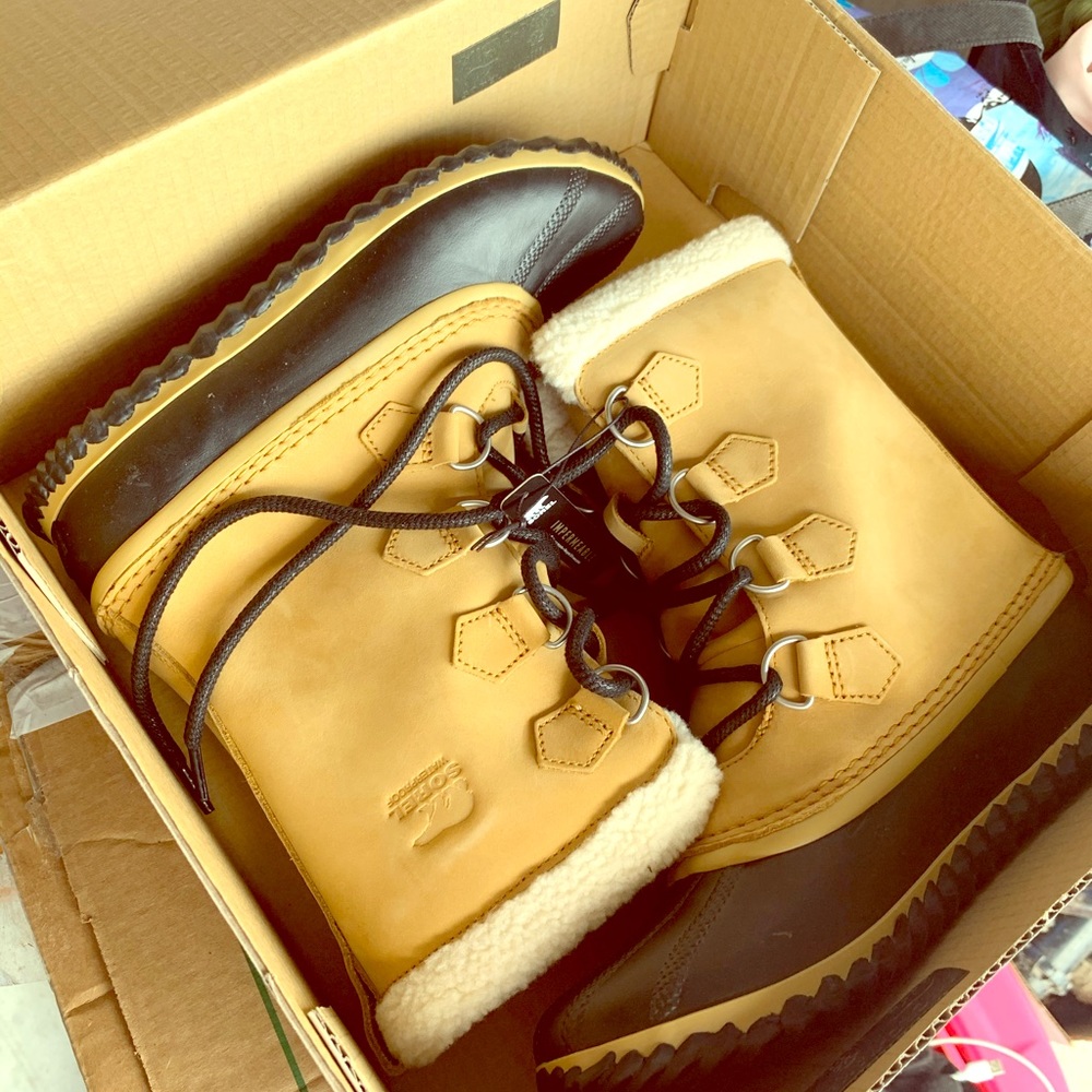 Sorel women’s snow boots size 9